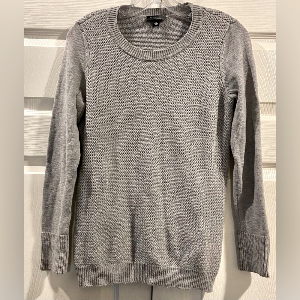 The Limited Women’s Gray Tight Knit Sweater Size Medium
